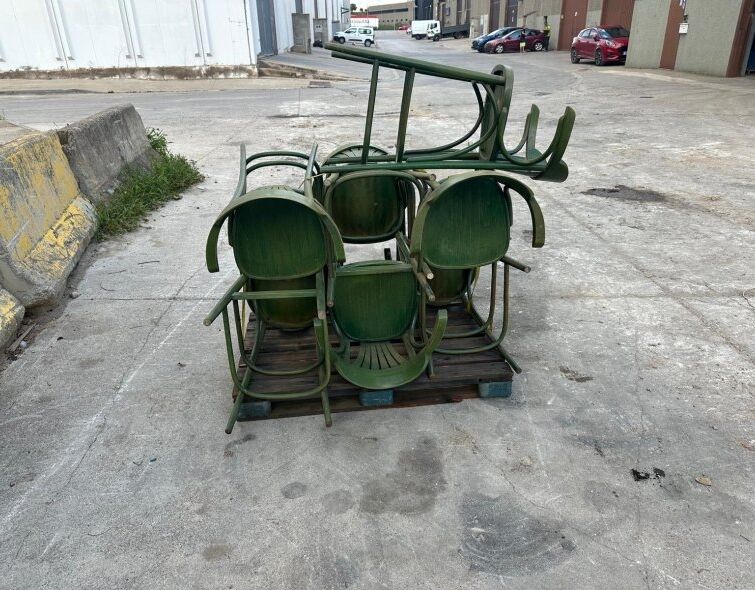 - LOT OF BAR STOOLS