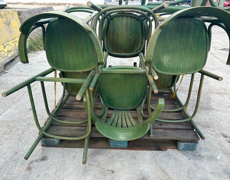 - LOT OF BAR STOOLS