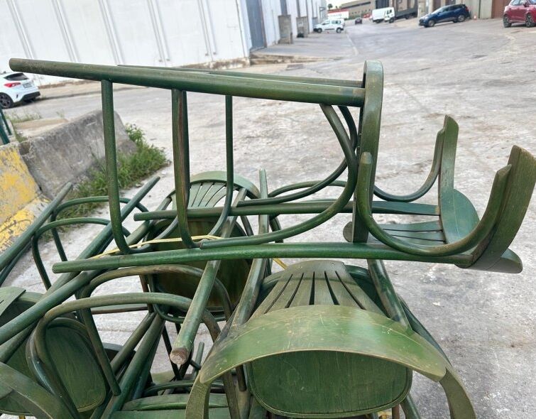 - LOT OF BAR STOOLS