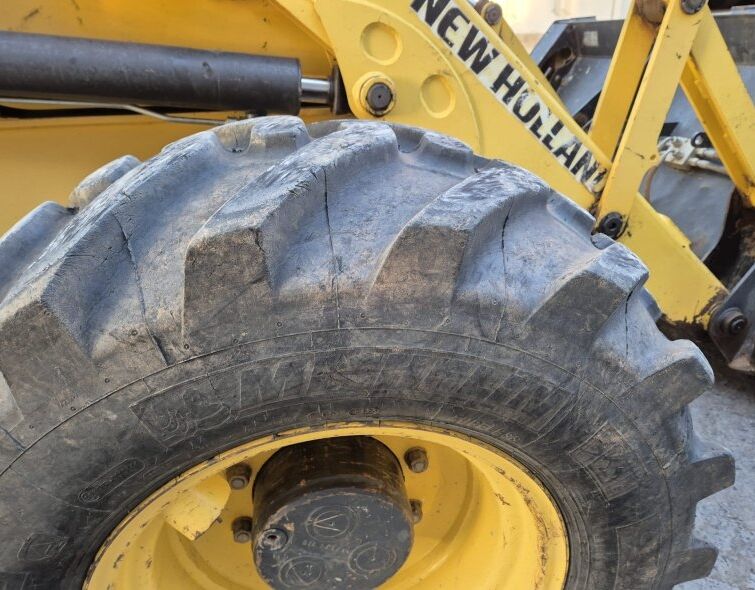 NEW HOLLAND LB110B TC
