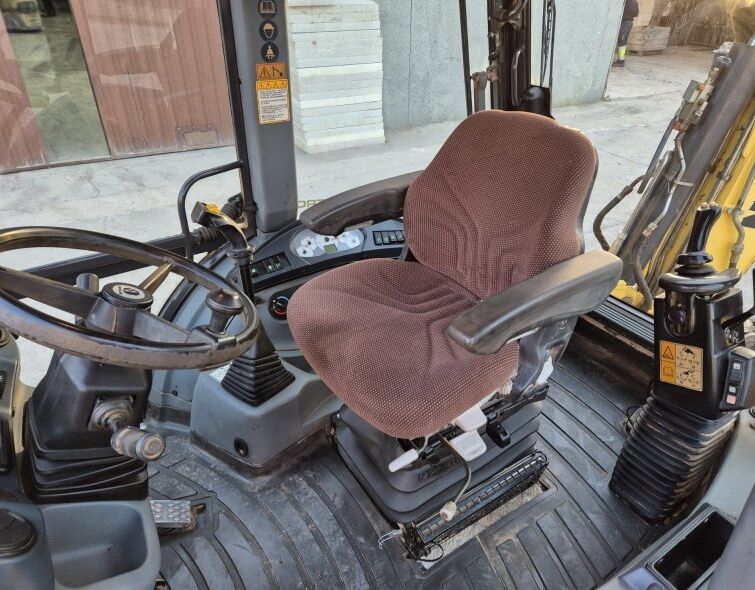 NEW HOLLAND LB110B TC