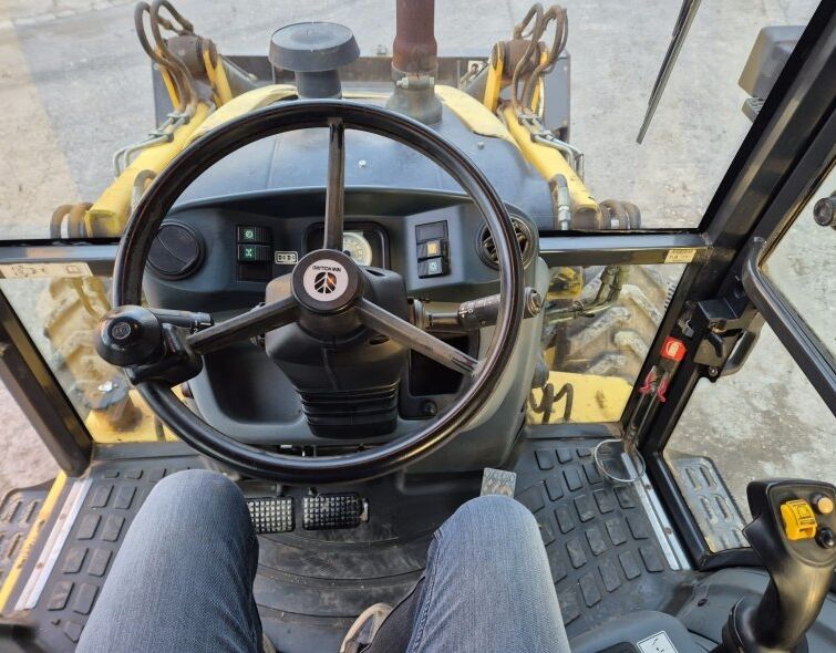 NEW HOLLAND LB110B TC