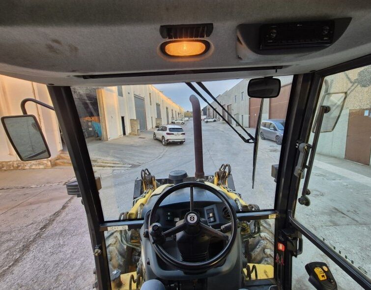 NEW HOLLAND LB110B TC