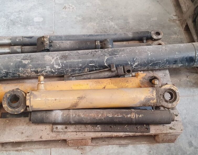 - HYDRAULIC PISTONS
