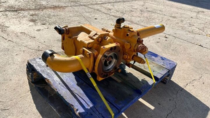 - POMPE DE NIVELLEMENT HYDRAULIQUE CATERPILLAR