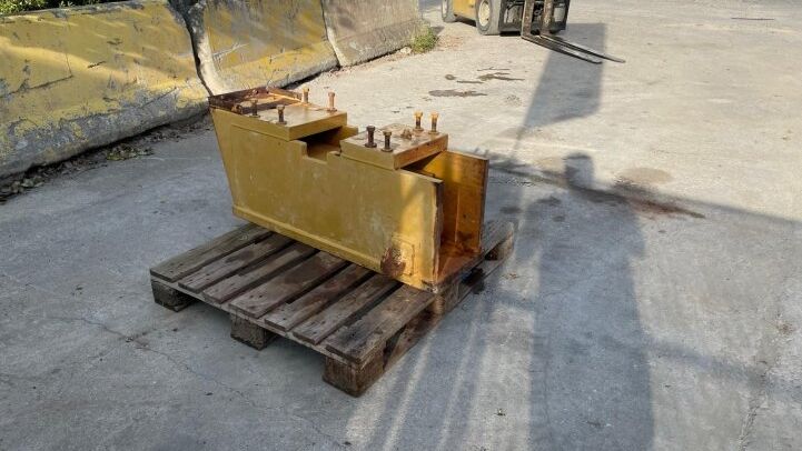 - CAT MOTOR GRADER GEGENGEWICHT