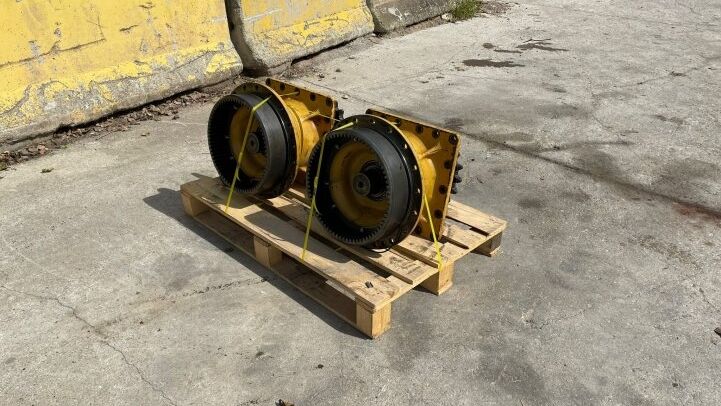 - CATERPILLAR FINAL DRIVE BOX