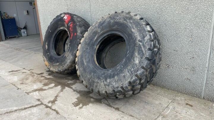 - 20.5R25 TIRE