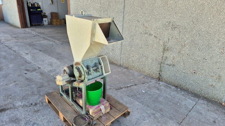 - PLASTIC SHREDDER