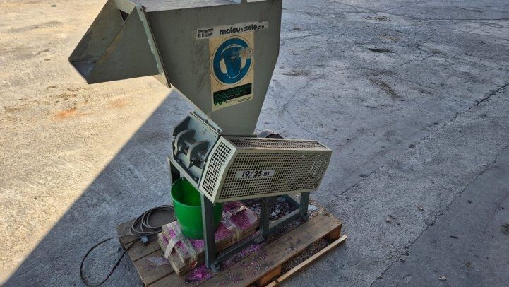 - PLASTIC SHREDDER