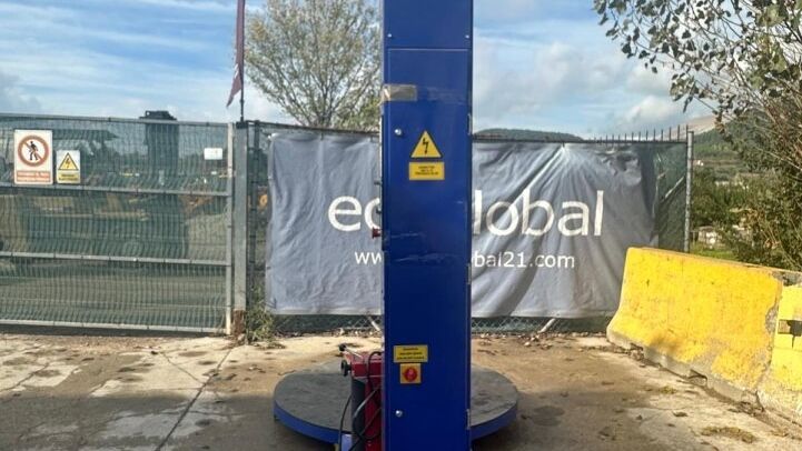 - HALBAUTOMATISCHE UMREIFUNGSMASCHINE FÜR EUROPALETTEN