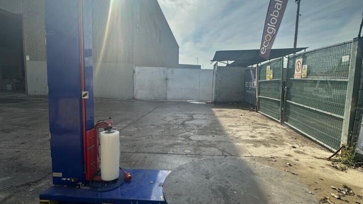 - HALBAUTOMATISCHE UMREIFUNGSMASCHINE FÜR EUROPALETTEN