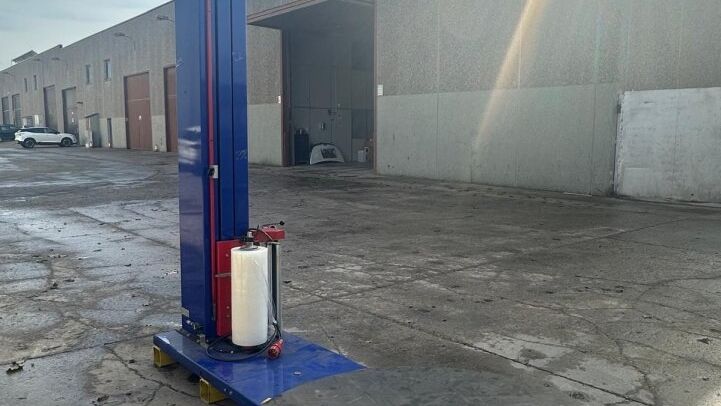 - HALBAUTOMATISCHE UMREIFUNGSMASCHINE FÜR EUROPALETTEN