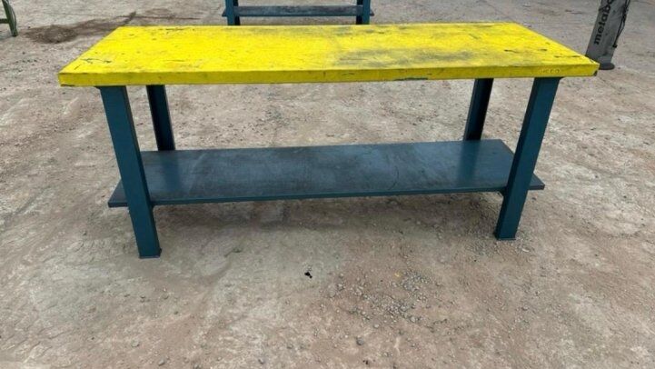 - LOT DE TABLES DE TRAVAIL MÉTALLIQUES