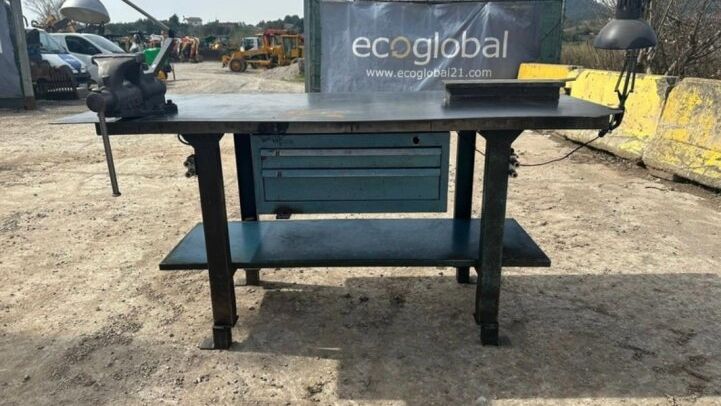 - LOT DE TABLES DE TRAVAIL MÉTALLIQUES