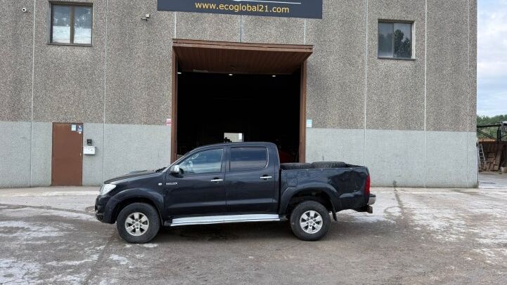 TOYOTA  HILUX