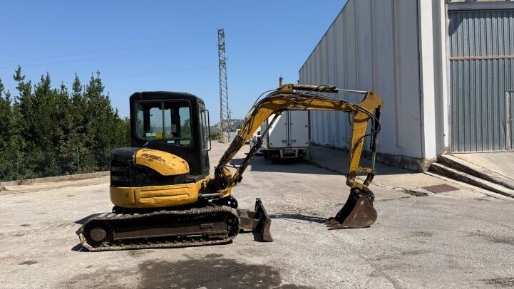 CATERPILLAR  304 **MINI EXCAVATOR**