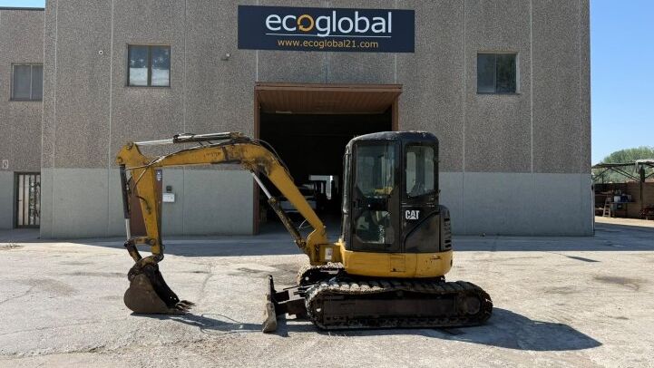 CATERPILLAR  304 **MINI EXCAVATOR**