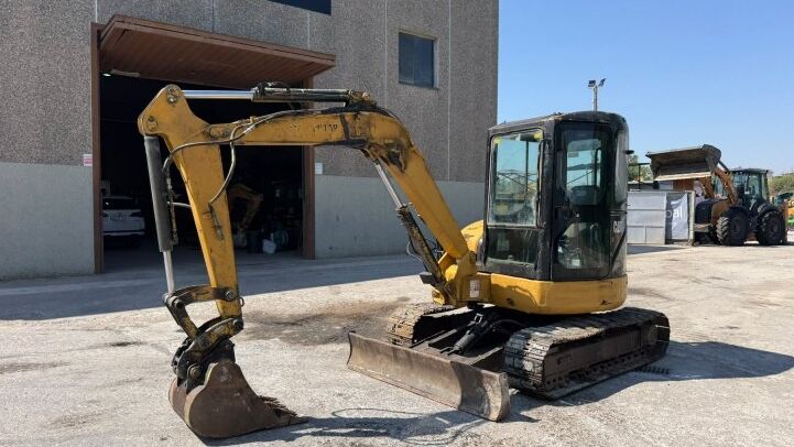 CATERPILLAR  304 **MINI EXCAVATOR**