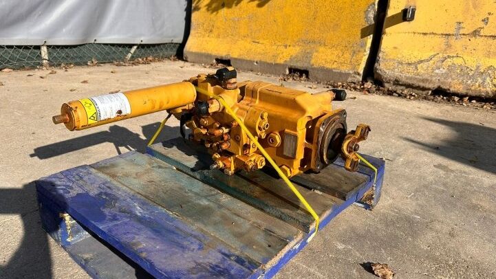 - CATERPILLAR HYDRAULIC LEVELING PUMP