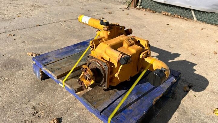 - CATERPILLAR HYDRAULIC LEVELING PUMP