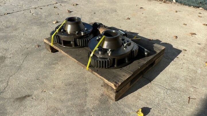 - CATERPILLAR GEARBOX WITH SHAFTS