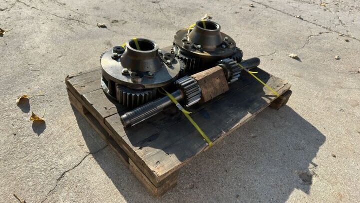 - CATERPILLAR GEARBOX WITH SHAFTS