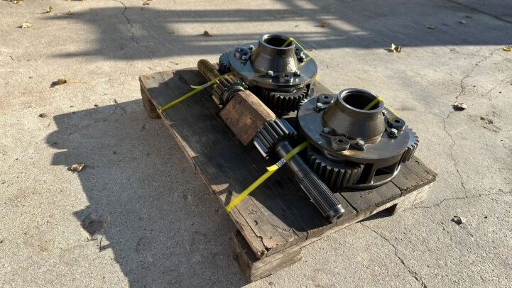 - CATERPILLAR GEARBOX WITH SHAFTS