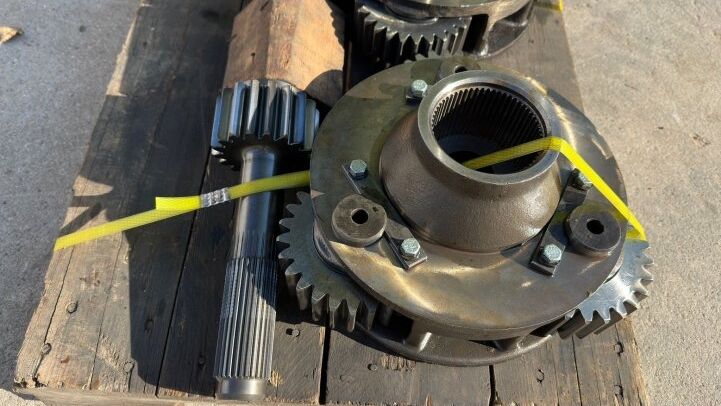 - CATERPILLAR GEARBOX WITH SHAFTS