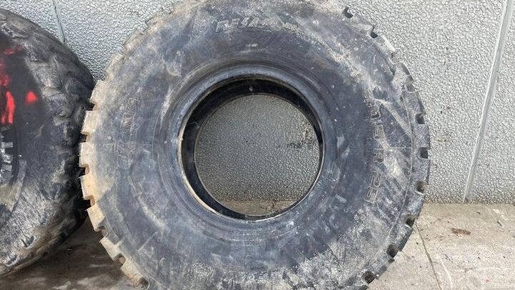 - 20.5R25 TIRE