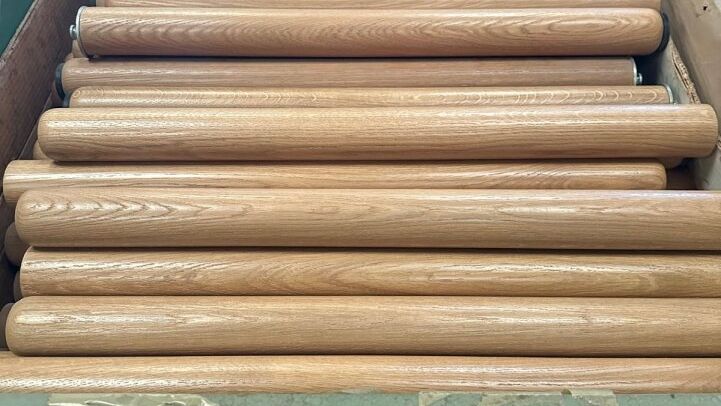 - LOTS OF WOODEN TABLE LEGS