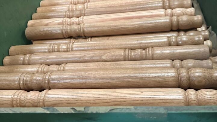 - LOTS OF WOODEN TABLE LEGS