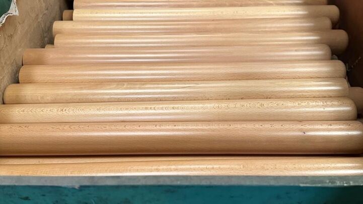- LOTS OF WOODEN TABLE LEGS