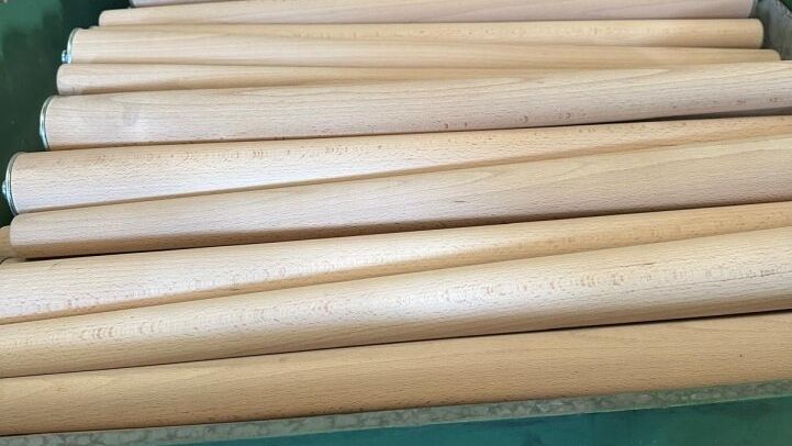 - LOTS OF WOODEN TABLE LEGS
