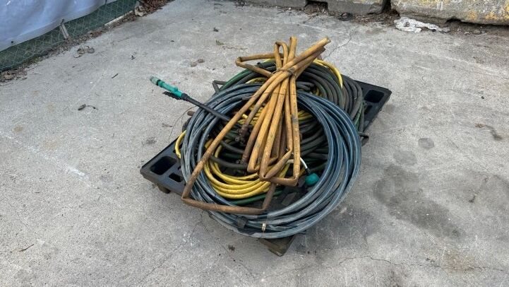 - LOT OF GARDEN HOSES